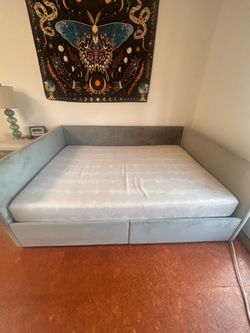 Full size day bed