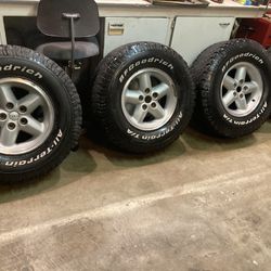 SET of 4 JEEP FACTORY OE 15” WHEELS and TIRES