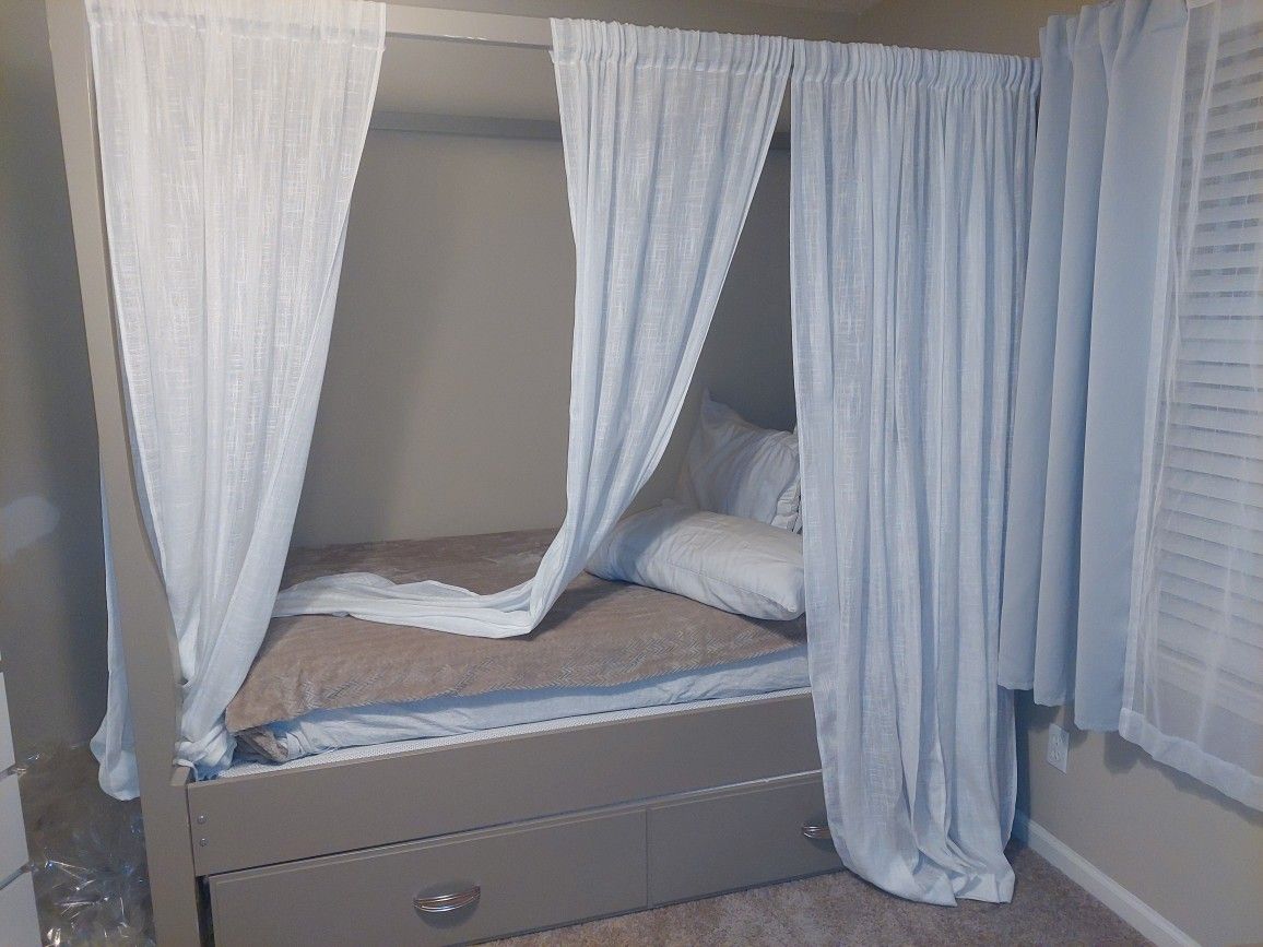 Twin Canopy Bed With Trudle And Mattresses