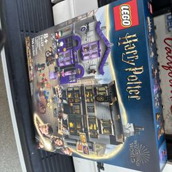 LEGO Harry Potter Olivanders And Madam Malkin Robes 
