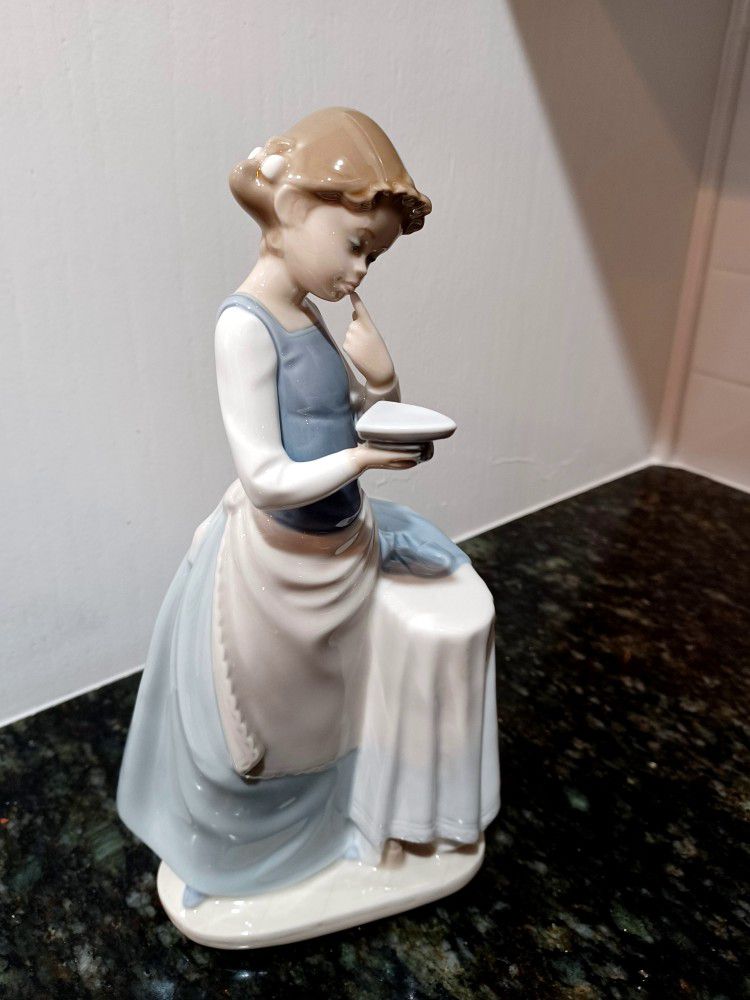 Lladro "girl Ironing" Porcelain Figurine 4981