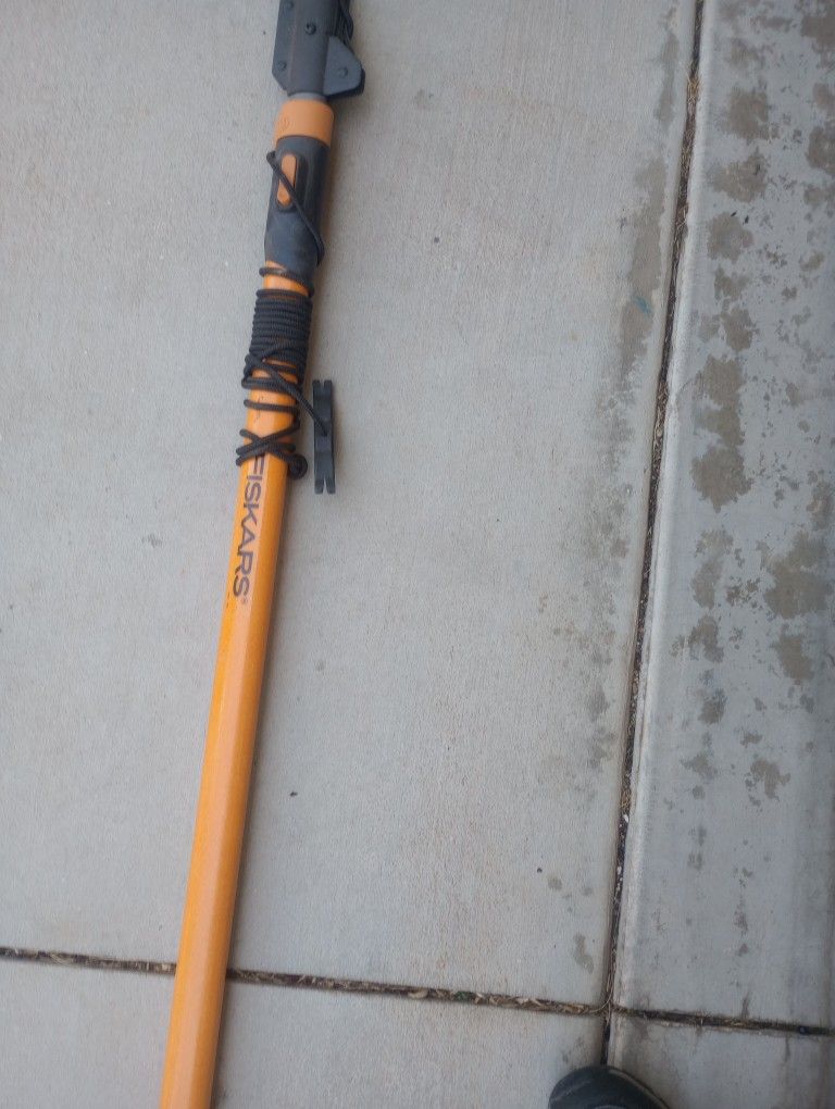 Fiskars Sierra Con Mango Extendible 7 To 12 Feet