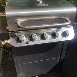 Propane Gas Grill.  Excellent Condition ! Includes propane, tank, and grill cover