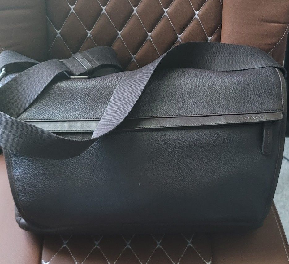 Authentic CAMDEN LEATHER MESSENGER (COACH )
GUNMETAL/MAH/DARK MAHOGANY