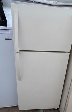 White Top-Freezer Refrigerator