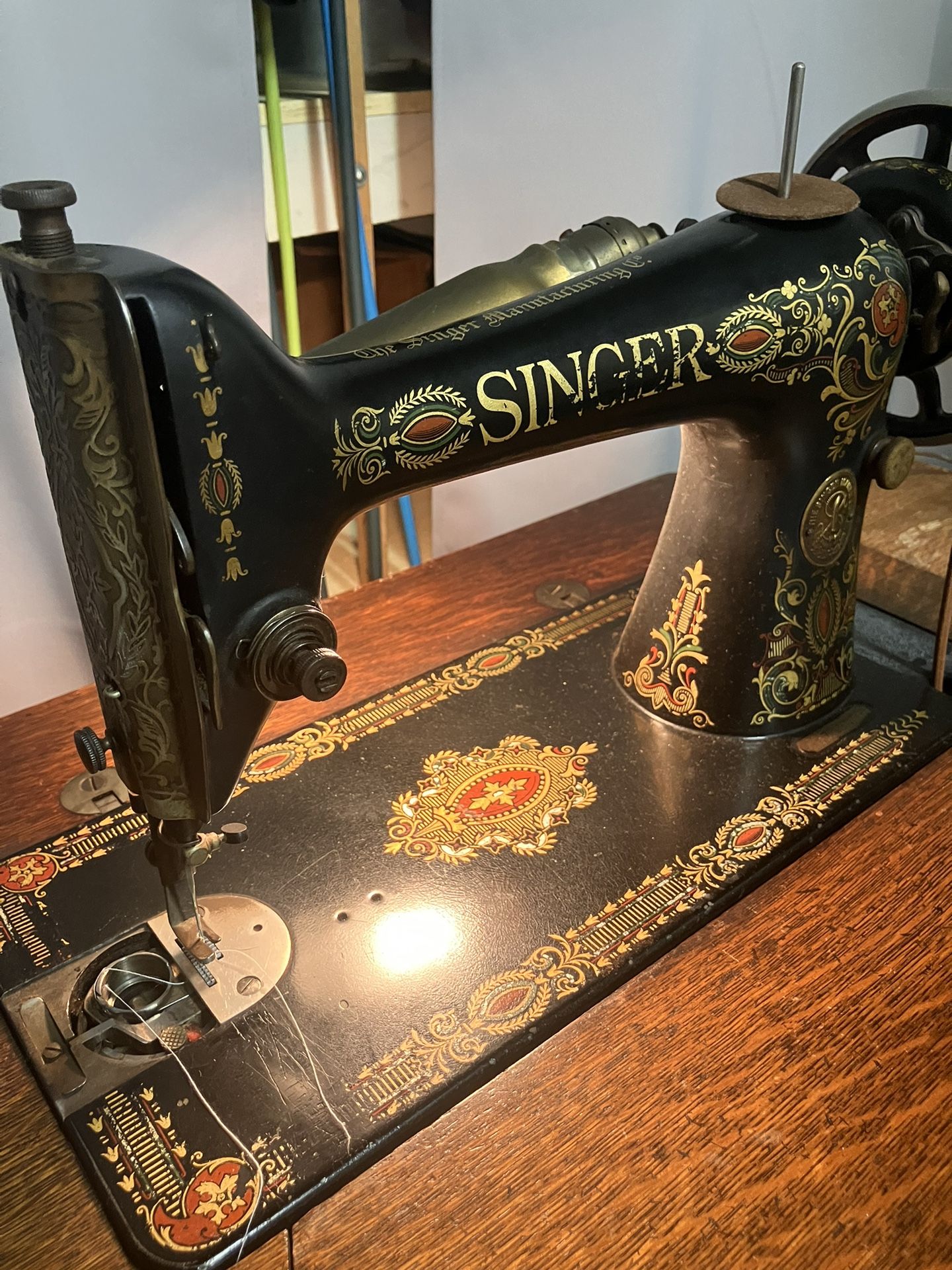 Antique Singer Sowing Machine - working Light! Need Repairs