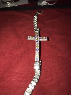 Cross bracelet with little diamonds