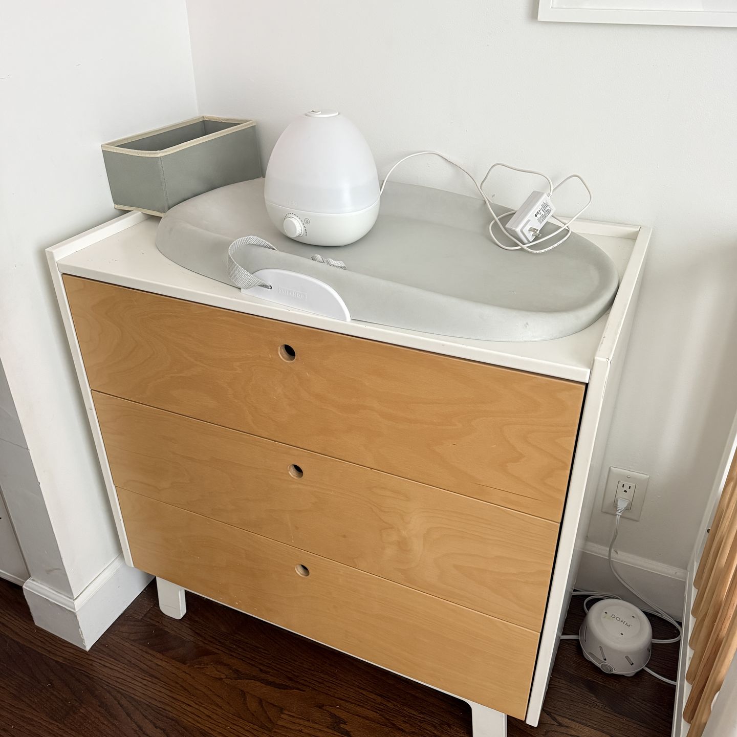 oeuf classic dresser White/Walnut w/ Walnut Changing Table Oeuf 3 drawer dresser and changing table Tiana Adult Costume The resort lookbook Wood legs and knobs Size:000 Changing tray