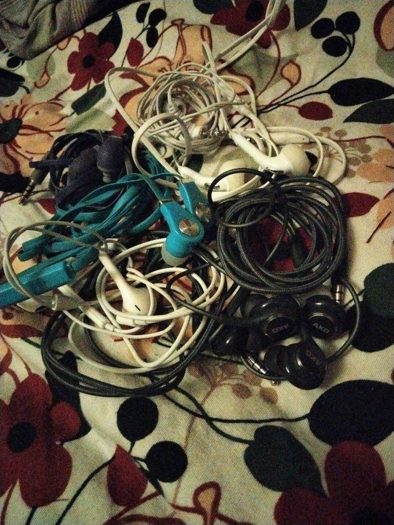 9Pairs of different brands of Earbuds