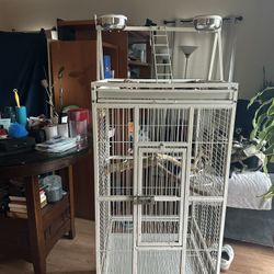 Vendo  Una Jaula Grande  Para 🦜 Color Blanco Vien Equipada  