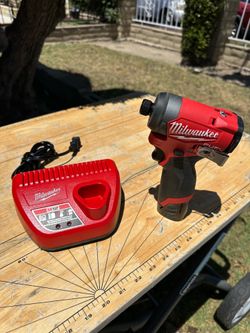Milwaukee m12 impact driver kit