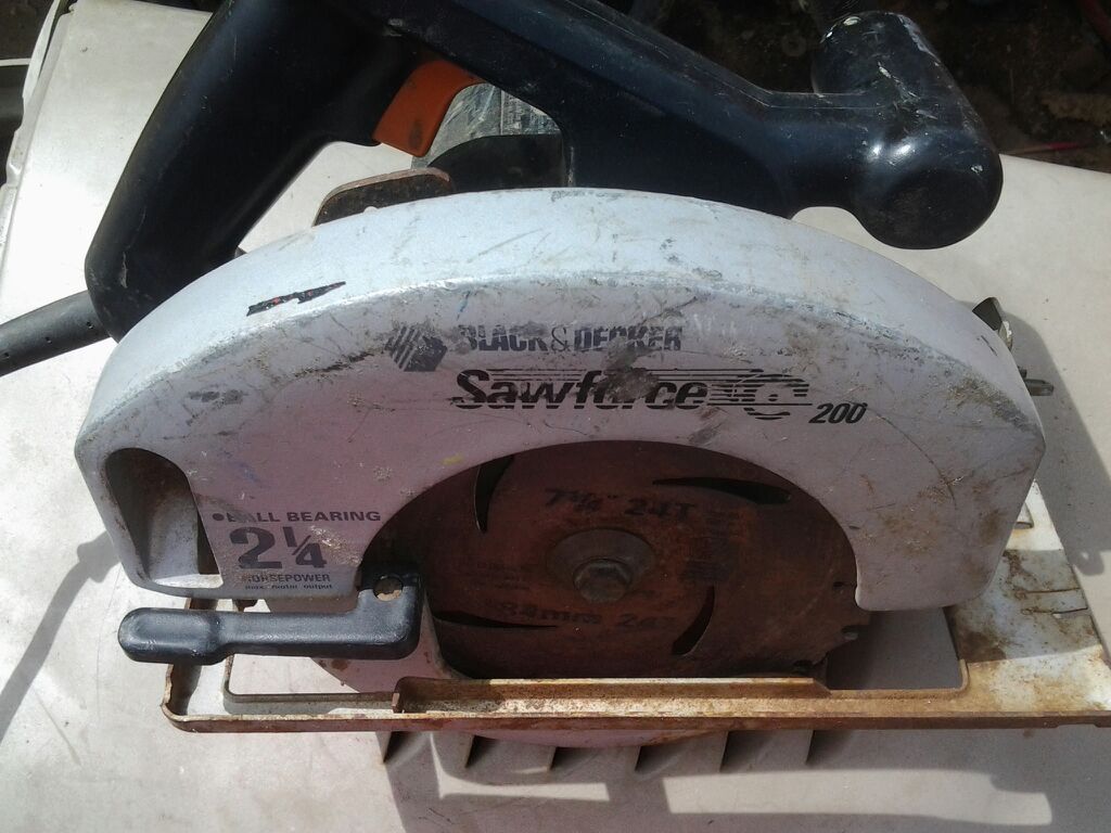 Black and Decker Saw Force 200