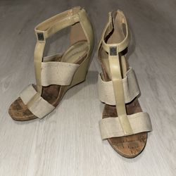 BCBG VINTAGE Beige Sandals wedge heel - womens 8.5M, euro 39 (Damage)