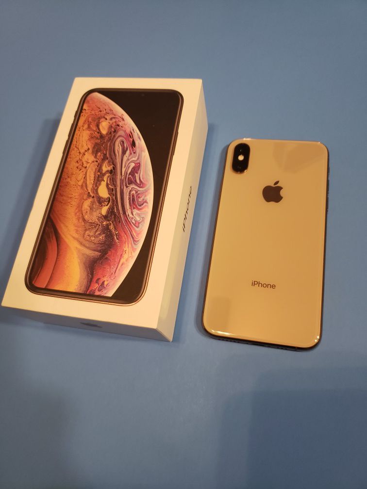 iPhone XS 64GB Gold New UNLOCKED .the phone was only used for 2 weeks still looks new and unlock