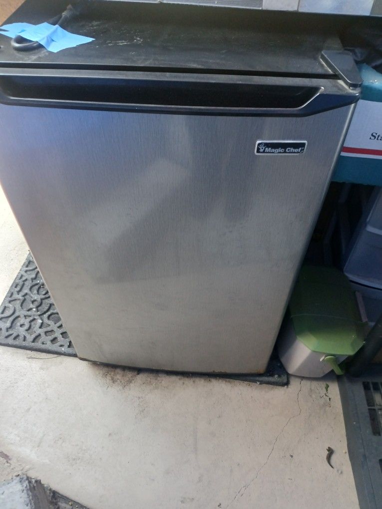 Magic Chef Refrigertor