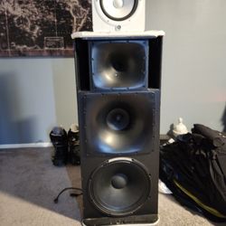QSC KW153 1000W Active 3-Way Loudspeaker
