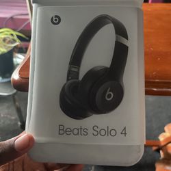 Beats Solo 4 Brand New 