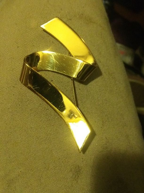 1970 Signed Monet Swirl Ribbon Broach