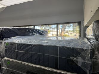 QUEEN SIZE STEARNS & FOSTER ESTATE (FIRM) MATTRESS & BOX SPRING BED SET