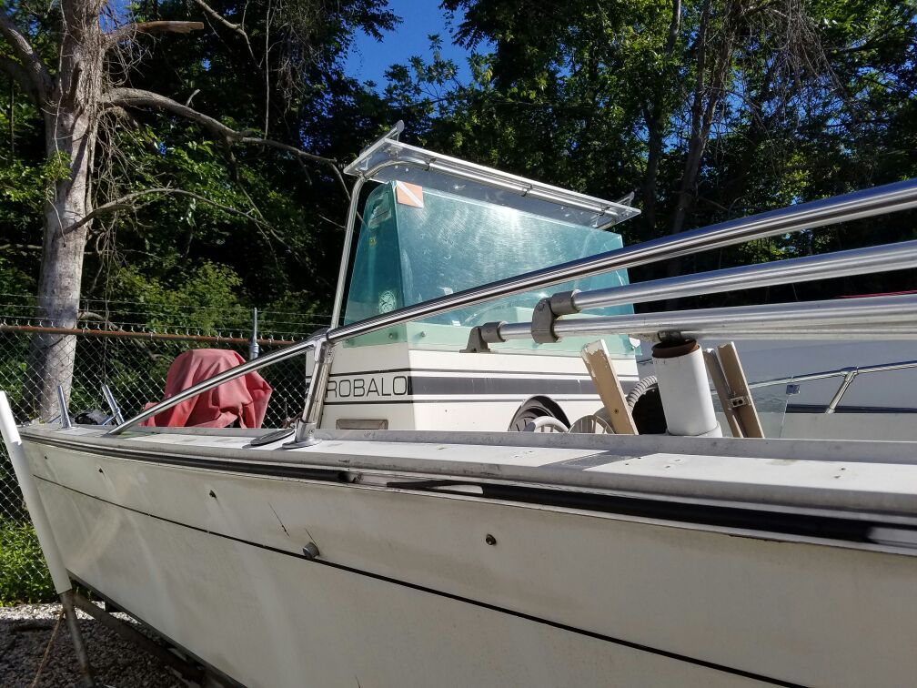 Robalo 18ft. Center Console Fishing Boat