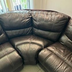 NICE CONDITION LEATHER COUCH ELECTRIC 
