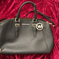 Micheal Kors Black Leather Bag With Gold Detailing 