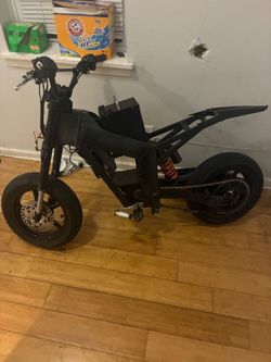 Selling my e bike it's nothing wrong with it jus need a new battery so it's not moving rn