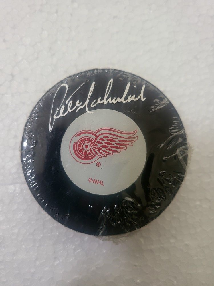 Pete Mahovlich signed puck