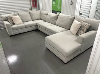 Free Delivery - Beautiful Rooms To Go Sectional Set