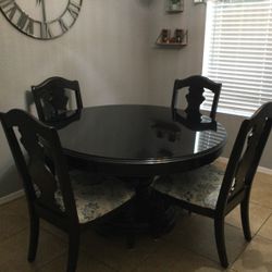 Dining table and chairs set