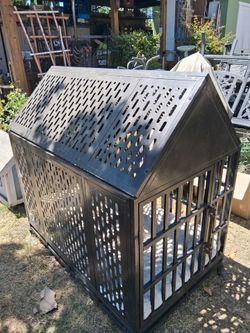 Extra-large metal dog house with mattress