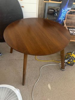 Mid-Century Modern Round Wood Dining Table – Walnut Finish