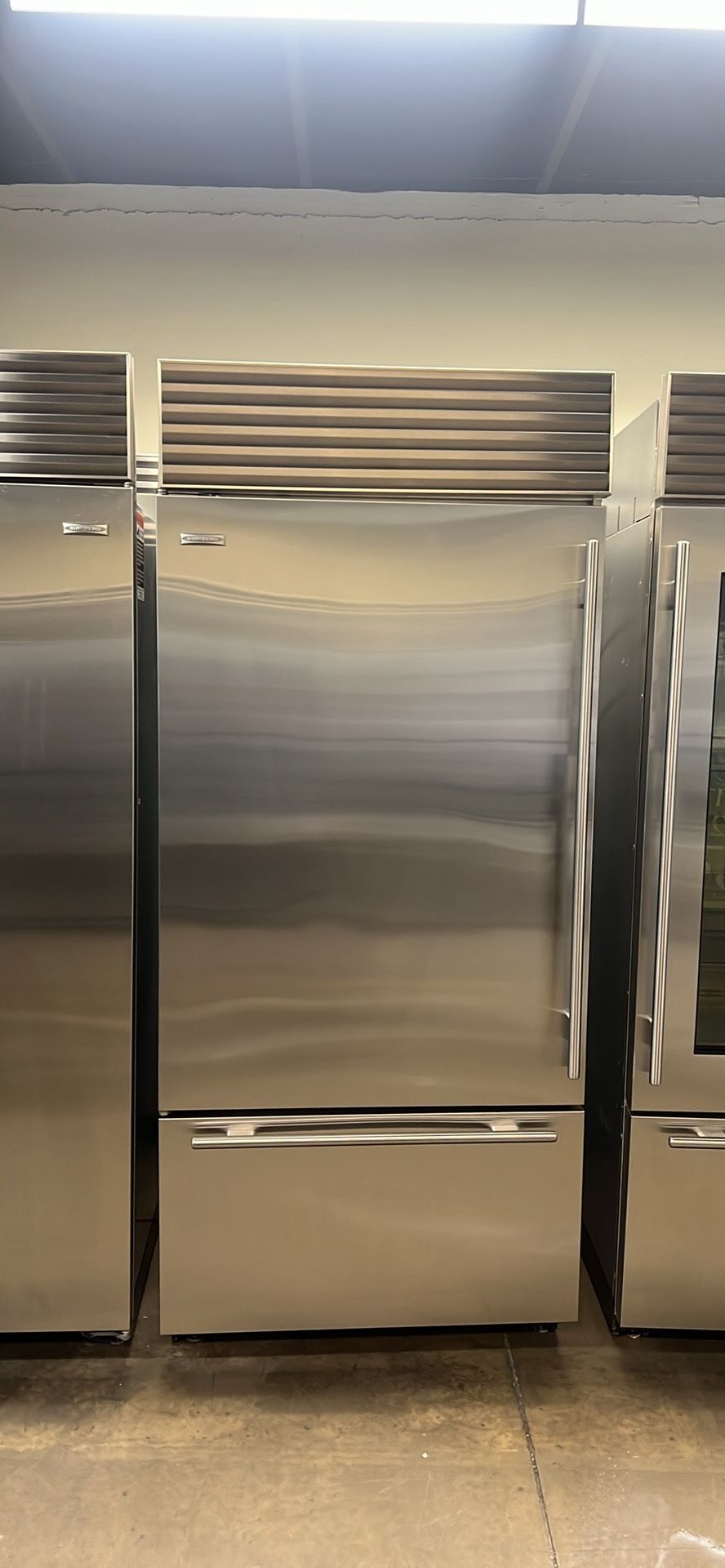 SUB ZERO 36”WIDE BUILT IN BOTTOM FREEZER REFRIGERATOR 