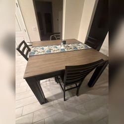 Rooms to Go Dining Table with Chairs - Excellent - Clermont, FL