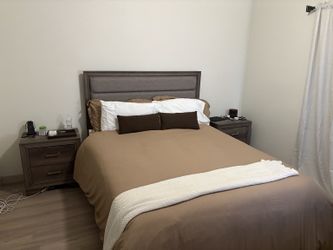 Rooms To Go Bedroom Set + Mattress – Like New