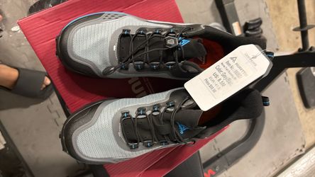 NWB humtto men’s hiking shoes 8.5 gray black