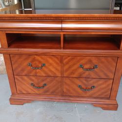 DRESSER. WOOD.