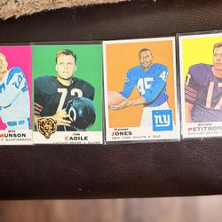 Awesome 👏🏻 !! (4) 1969 Topps Football Cards !