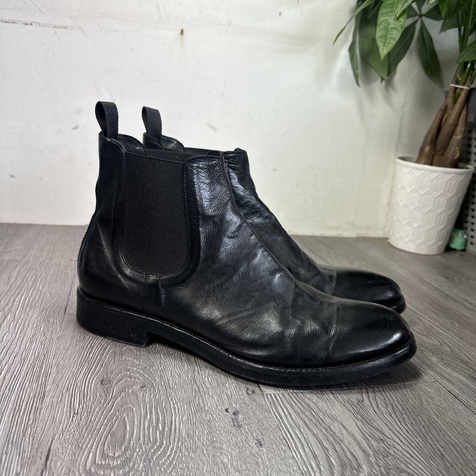 Frye Chelsea Boots Men 10.5 Black Leather Ankle Pull On  display picture 2