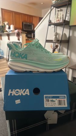 Women’s Clifton 9 Size 7B