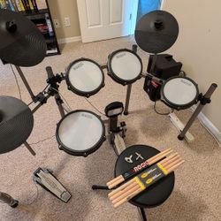 Simmons Titan 50 Drum Set And Speaker