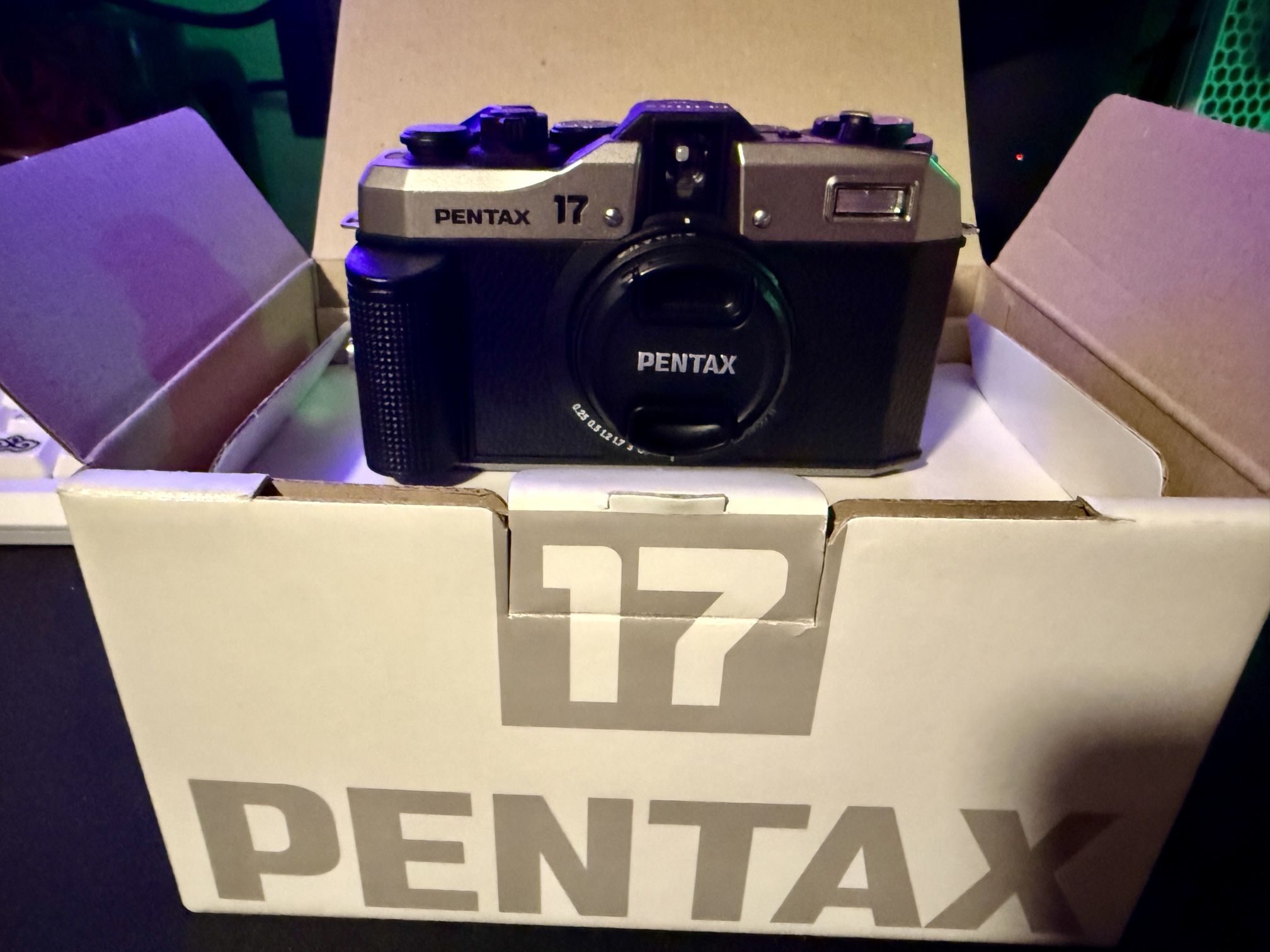 MINT CONDITION Pentax 17 35mm Half Frame Film Camera HD Coating Lens (Dark Silver)