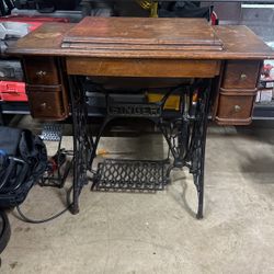 Singer Sewing Machine 