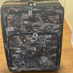 🧳 Atlantic 28” Rolling Suitcase – Used Good Condition