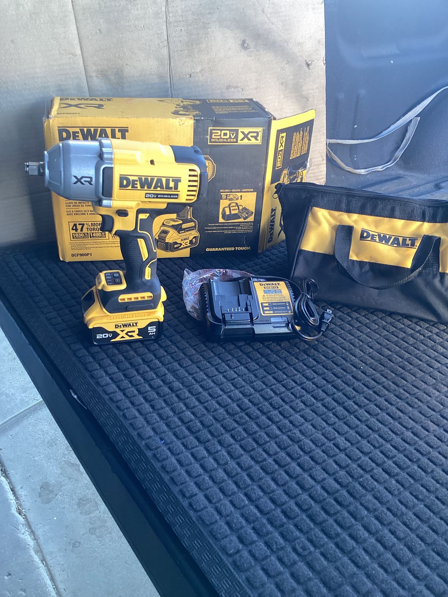 DEWALT XR 20-VOLT MAX VARIABLE SPEED BRUSHLESS CORDLESS 1/2-IN DRIVE CORDLESS IMPACT WRENCH BATTERY AND CHARGER INCLUDED 