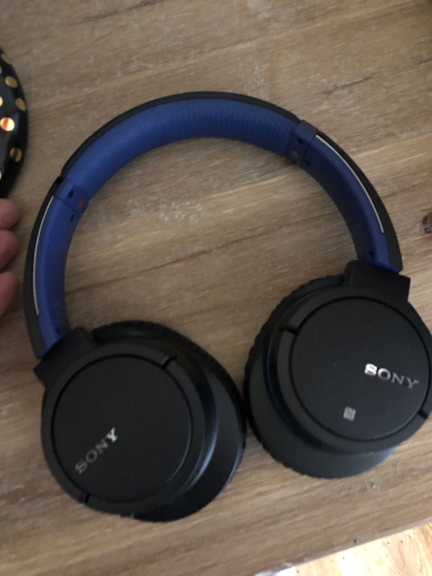 Sony wireless over the head earphones noise cancelling - Bluetooth headphones with plush earmuffs