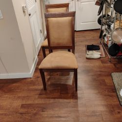 4 Dining Room Chairs 