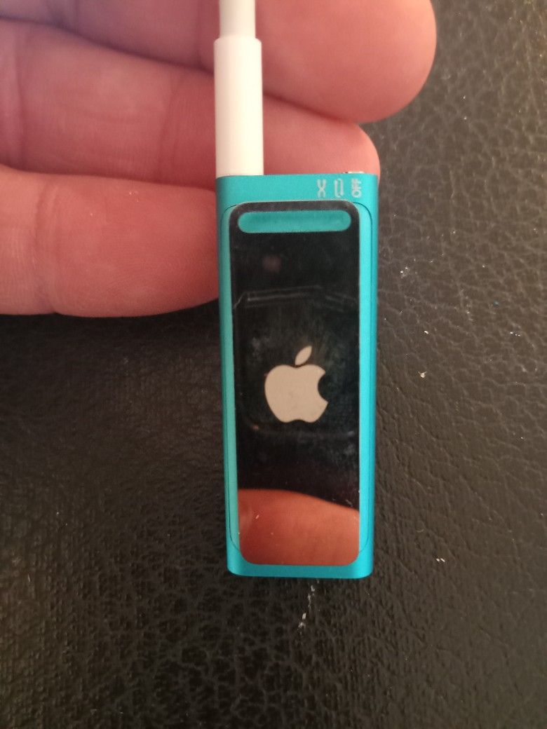 Ipod shuffle with charger and headphones