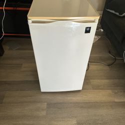 GE Mini Fridge w/ Freezer – Clean, Compact & Works Great