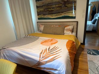 King Mid-Century Warm Wood Room